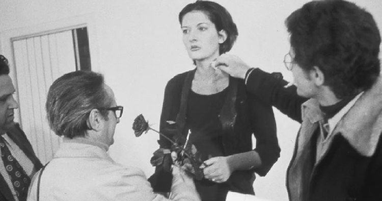 Rhythm 0: İnsanın Karanlık Yönü 2 Rhythm 0 by Marina Abramovic 7